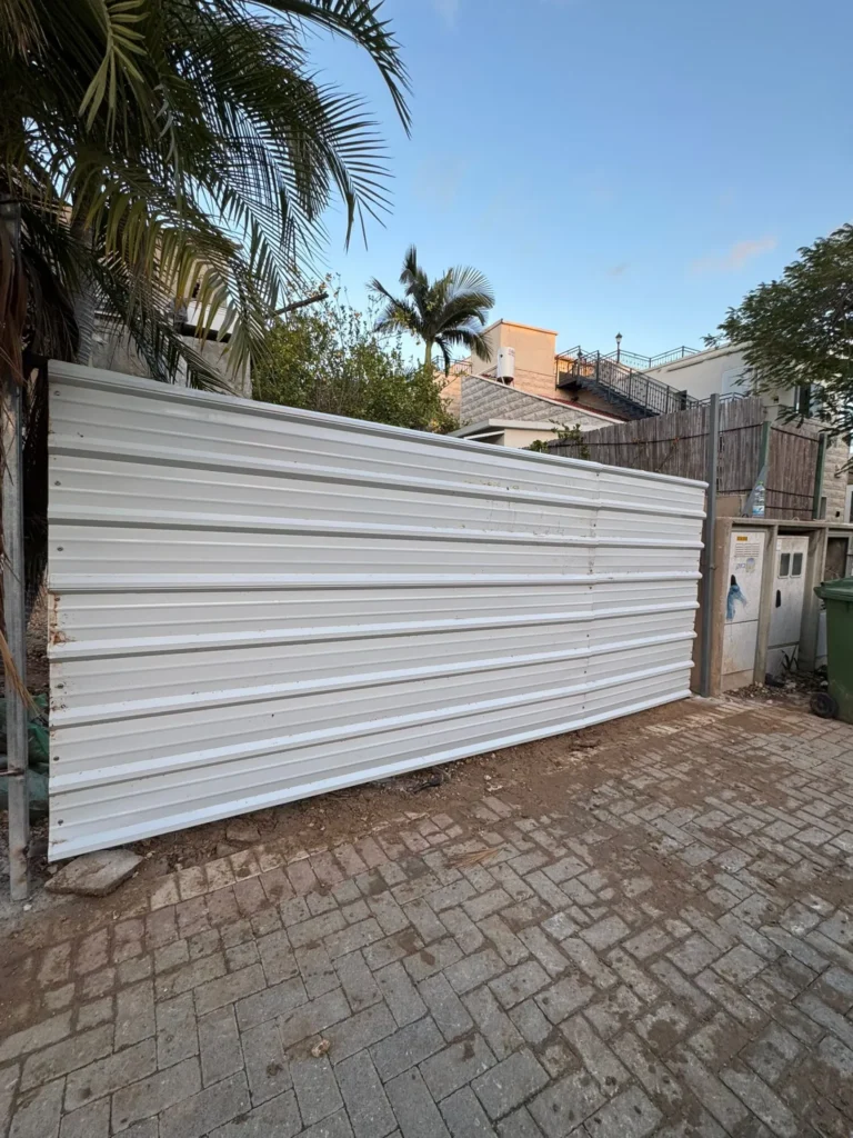 גדר איסכורית לבנה בבית פרטי